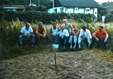 STRANDVEJEN 26 - LYSTRUP STRAND, Amerikanerhuset. Pause i hesteskospillet STRANDVEJEN 26 - LYSTRUP STRAND, Amerikanerhuset. Pause i hesteskospillet